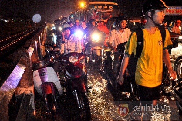 Sài Gòn: Cơn mưa "khổng lồ" khiến 4h chiều trời tối đen 15
