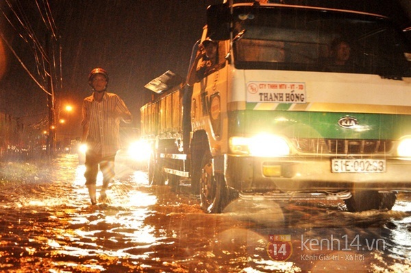 Sài Gòn: Cơn mưa "khổng lồ" khiến 4h chiều trời tối đen 16