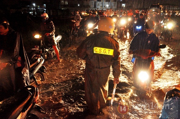 Sài Gòn: Cơn mưa "khổng lồ" khiến 4h chiều trời tối đen 17