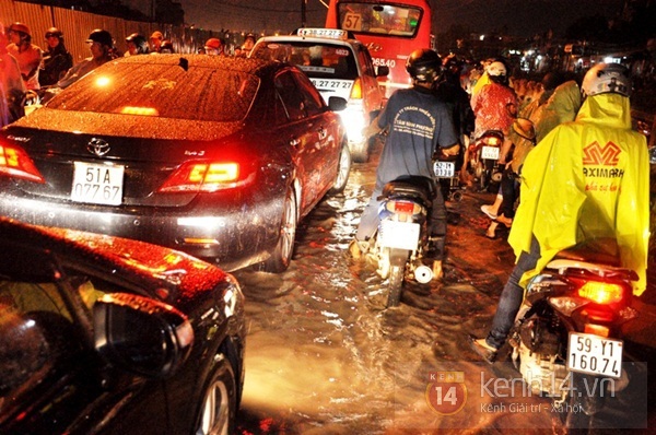 Sài Gòn: Cơn mưa "khổng lồ" khiến 4h chiều trời tối đen 18