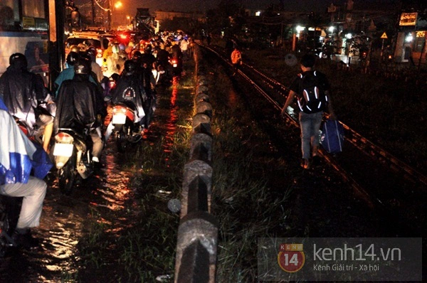 Sài Gòn: Cơn mưa "khổng lồ" khiến 4h chiều trời tối đen 20