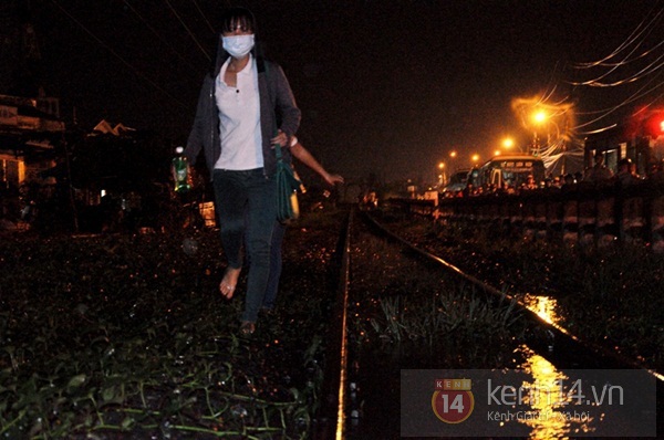 Sài Gòn: Cơn mưa "khổng lồ" khiến 4h chiều trời tối đen 21