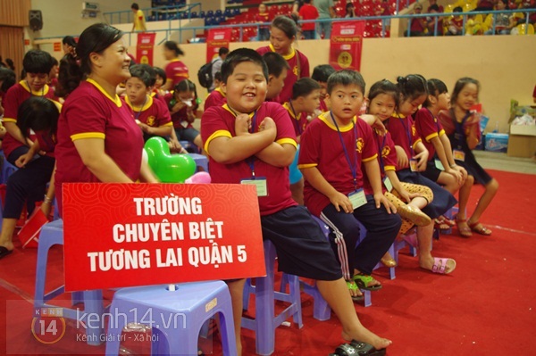 Những chú tiểu mồ côi "mê" nhất gà rán trong đêm Trung thu 6