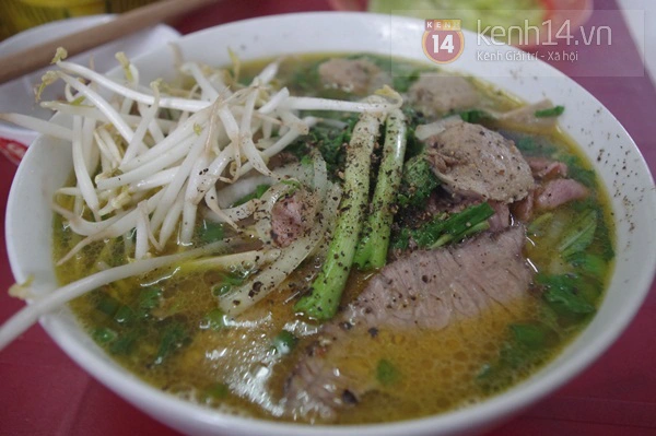 Sài Gòn: Đi ăn phở lâu năm nổi tiếng nhất khu Bình Hòa 3