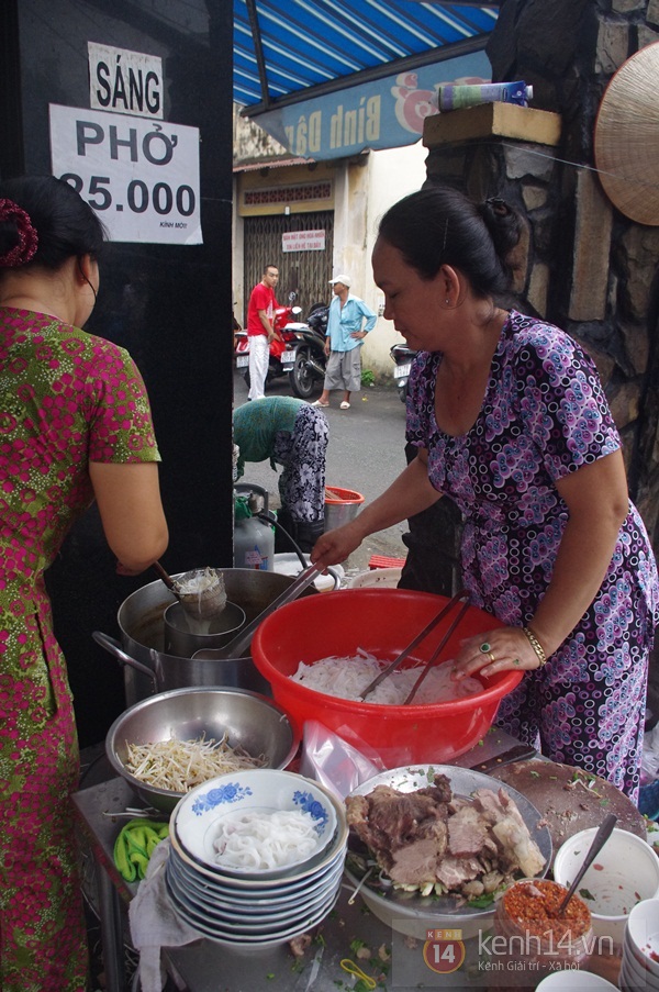 Sài Gòn: Đi ăn phở lâu năm nổi tiếng nhất khu Bình Hòa 1