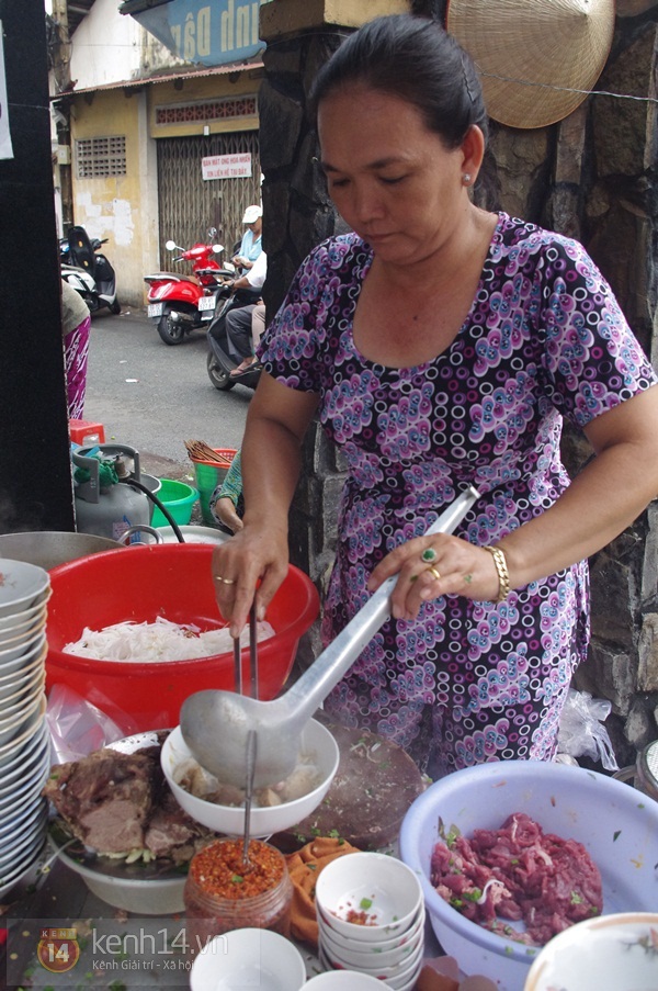 Sài Gòn: Đi ăn phở lâu năm nổi tiếng nhất khu Bình Hòa 14