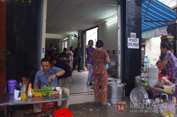Sài Gòn: Đi ăn phở lâu năm nổi tiếng nhất khu Bình Hòa 15