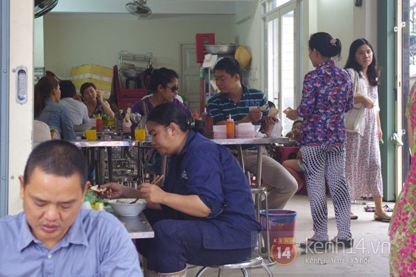 Sài Gòn: Đi ăn phở lâu năm nổi tiếng nhất khu Bình Hòa 2