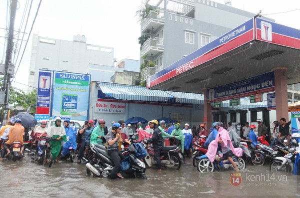 TP.HCM "ch&igrave;m" trong biển nước v&agrave;o s&aacute;ng 7/11 25