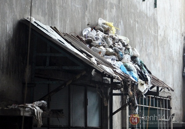 Cuộc sống nặng nề bên trong khu chung cư xập xệ nhất Sài Gòn 5