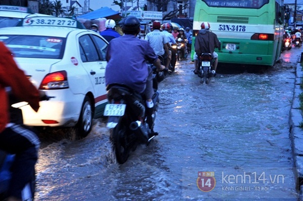 Mưa lớn bất ngờ, cả Sài Gòn ngập trong biển nước 4