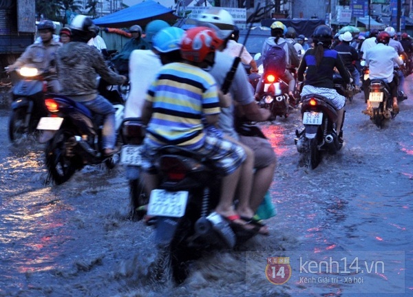 Mưa lớn bất ngờ, cả Sài Gòn ngập trong biển nước 5