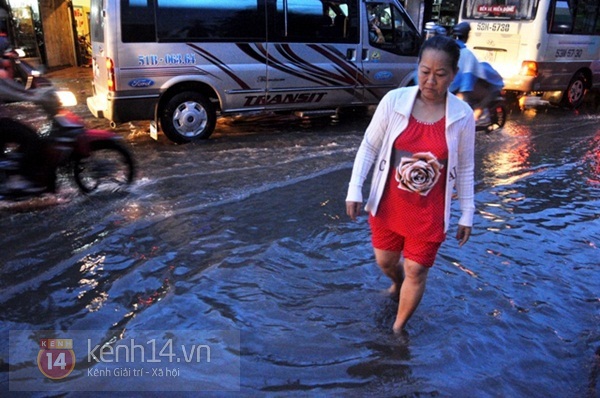 Mưa lớn bất ngờ, cả Sài Gòn ngập trong biển nước 7