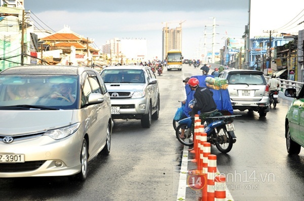 Trêu ngươi tử thần tại cầu vượt độc đáo nhất Sài Gòn 2