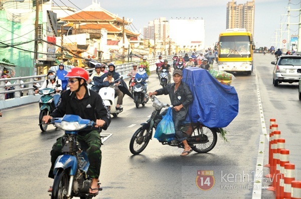 Trêu ngươi tử thần tại cầu vượt độc đáo nhất Sài Gòn 3