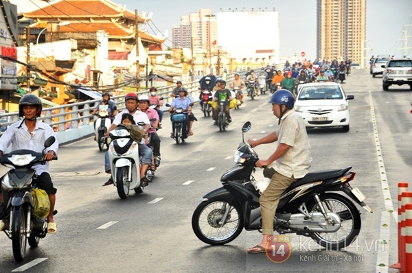 Trêu ngươi tử thần tại cầu vượt độc đáo nhất Sài Gòn 5