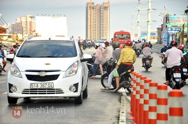 Trêu ngươi tử thần tại cầu vượt độc đáo nhất Sài Gòn 6