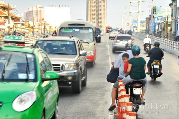 Trêu ngươi tử thần tại cầu vượt độc đáo nhất Sài Gòn 7