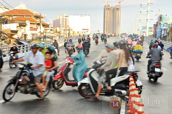 Trêu ngươi tử thần tại cầu vượt độc đáo nhất Sài Gòn 8