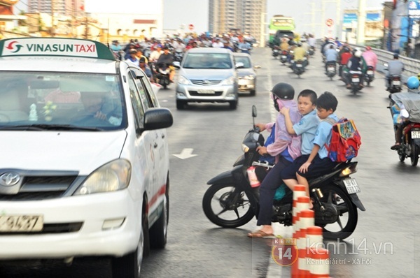 Trêu ngươi tử thần tại cầu vượt độc đáo nhất Sài Gòn 10