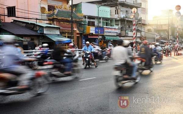 Trêu ngươi tử thần tại cầu vượt độc đáo nhất Sài Gòn 13