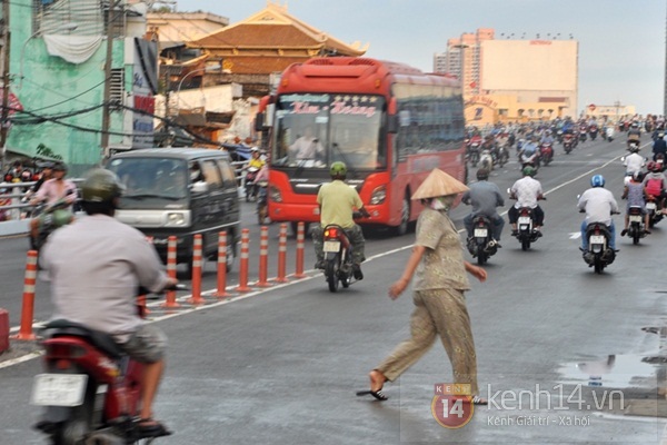 Trêu ngươi tử thần tại cầu vượt độc đáo nhất Sài Gòn 14