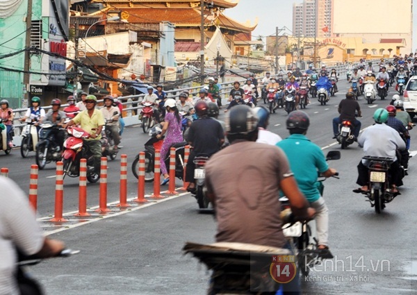 Trêu ngươi tử thần tại cầu vượt độc đáo nhất Sài Gòn 15