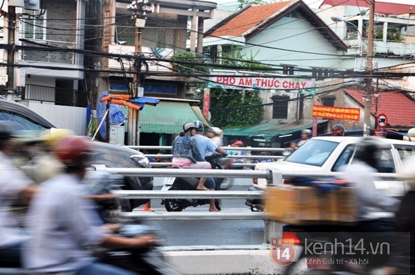 Trêu ngươi tử thần tại cầu vượt độc đáo nhất Sài Gòn 16