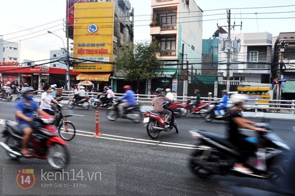 Trêu ngươi tử thần tại cầu vượt độc đáo nhất Sài Gòn 17