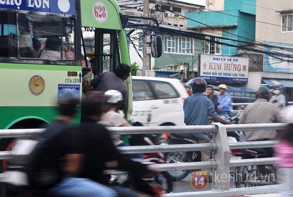 Trêu ngươi tử thần tại cầu vượt độc đáo nhất Sài Gòn 20