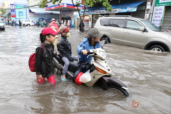 TP.HCM "ch&igrave;m" trong biển nước v&agrave;o s&aacute;ng 7/11 43