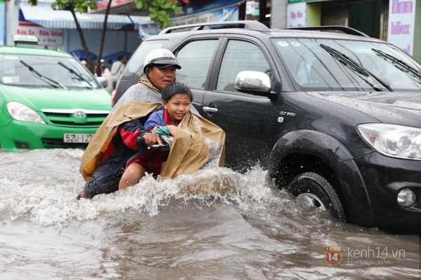 TP.HCM "ch&igrave;m" trong biển nước v&agrave;o s&aacute;ng 7/11 44