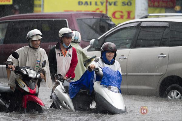 TP.HCM "ch&igrave;m" trong biển nước v&agrave;o s&aacute;ng 7/11 28