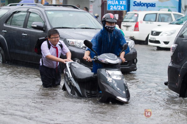 TP.HCM "ch&igrave;m" trong biển nước v&agrave;o s&aacute;ng 7/11 31