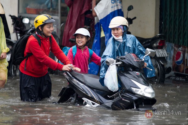 TP.HCM "ch&igrave;m" trong biển nước v&agrave;o s&aacute;ng 7/11 34