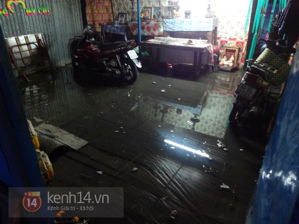 Ch&ugrave;m ảnh: Người S&agrave;i G&ograve;n sống chung với r&aacute;c v&agrave; nước bẩn v&igrave; triều cường kỉ lục 1