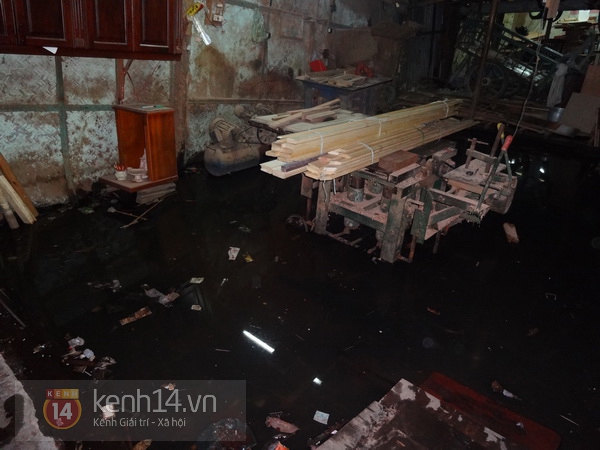 Ch&ugrave;m ảnh: Người S&agrave;i G&ograve;n sống chung với r&aacute;c v&agrave; nước bẩn v&igrave; triều cường kỉ lục 2