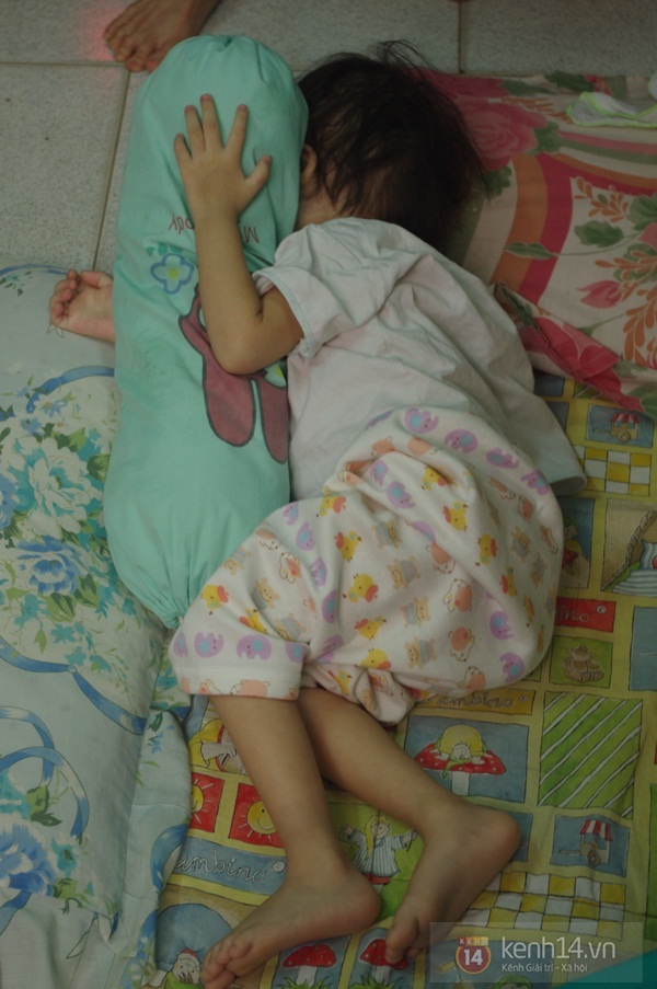 Đau x&oacute;t trước b&agrave;n thờ em b&eacute; mang bệnh ung thư m&aacute;u vẫn c&ograve;n tỉnh t&aacute;o 7