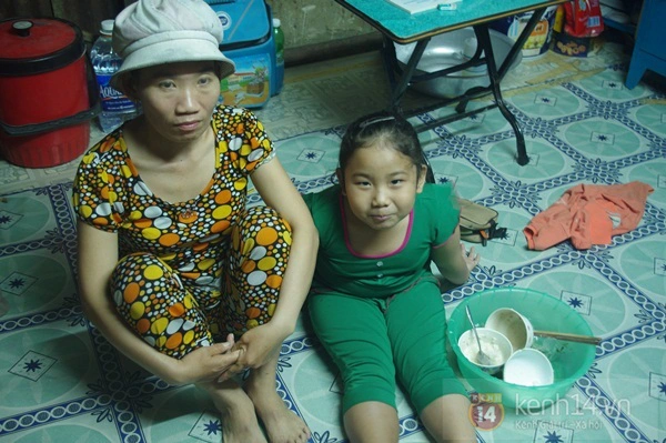 Câu chuyện xúc động về hai mẹ con bán vé số đêm ở Sài Gòn 4
