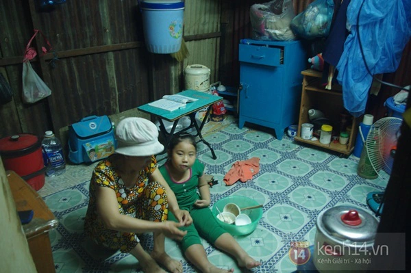 Câu chuyện xúc động về hai mẹ con bán vé số đêm ở Sài Gòn 6