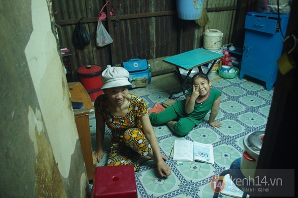 Câu chuyện xúc động về hai mẹ con bán vé số đêm ở Sài Gòn 9