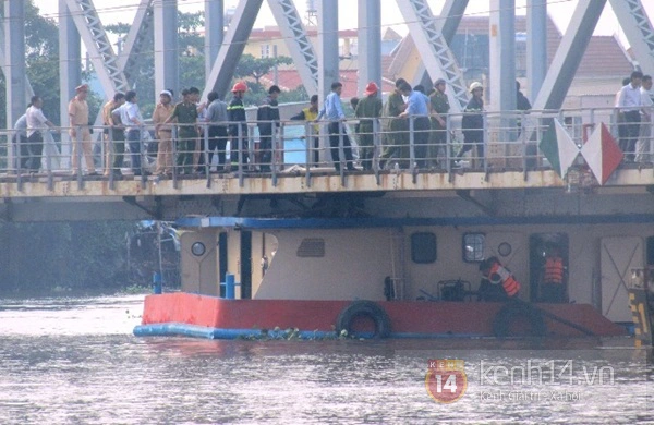 Triều cường cao kỷ lục gây kẹt tàu dưới gầm cầu Bình Lợi 2