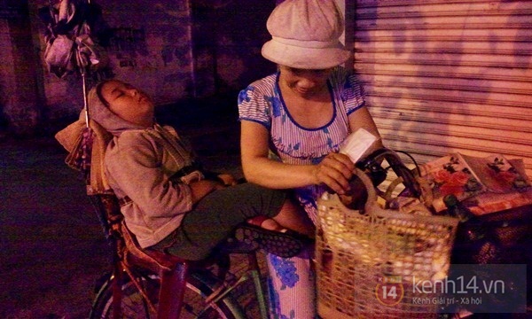 Câu chuyện xúc động về hai mẹ con bán vé số đêm ở Sài Gòn 1