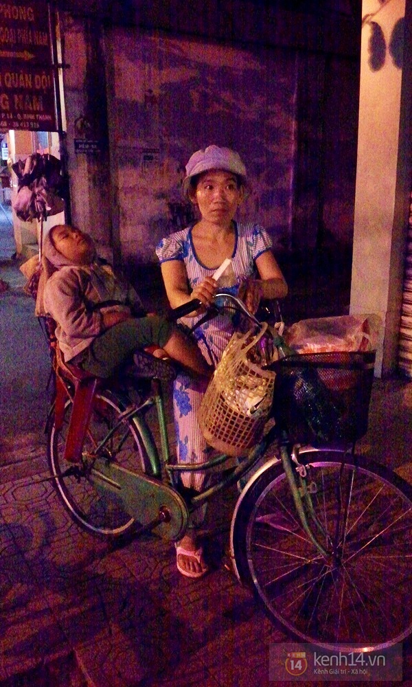 Câu chuyện xúc động về hai mẹ con bán vé số đêm ở Sài Gòn 2