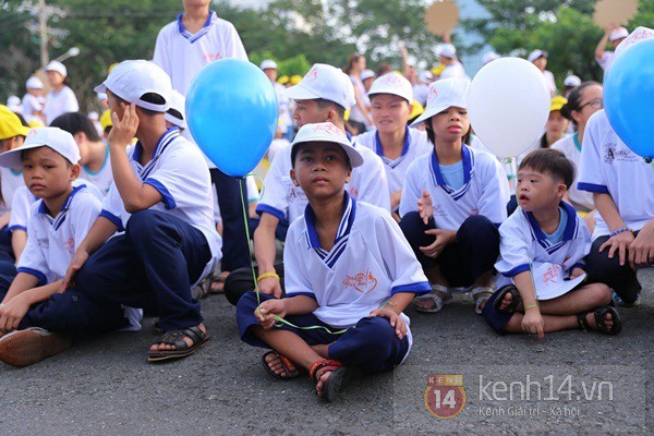 Chủ tịch nước Trương Tấn Sang v&agrave; hơn 7.000 người đi bộ "s&aacute;nh bước y&ecirc;u thương" 4