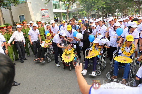 Chủ tịch nước Trương Tấn Sang v&agrave; hơn 7.000 người đi bộ "s&aacute;nh bước y&ecirc;u thương" 7