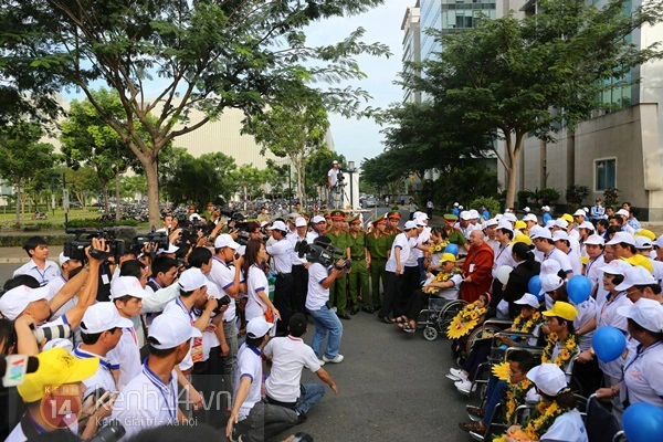 Chủ tịch nước Trương Tấn Sang v&agrave; hơn 7.000 người đi bộ "s&aacute;nh bước y&ecirc;u thương" 6