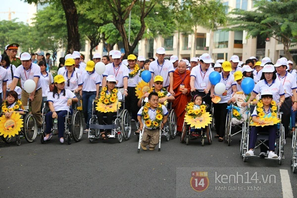 Chủ tịch nước Trương Tấn Sang v&agrave; hơn 7.000 người đi bộ "s&aacute;nh bước y&ecirc;u thương" 8