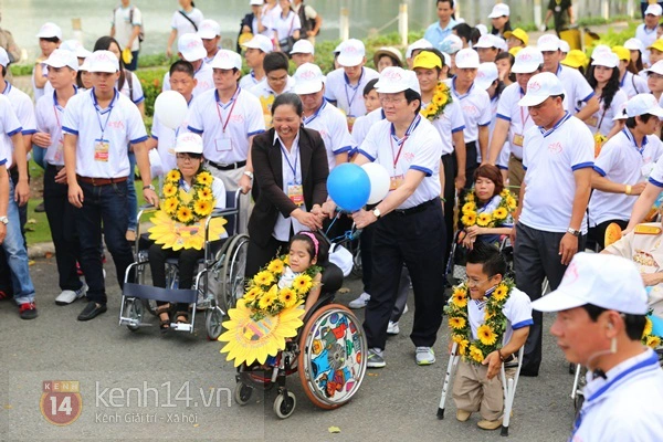Chủ tịch nước Trương Tấn Sang v&agrave; hơn 7.000 người đi bộ "s&aacute;nh bước y&ecirc;u thương" 11