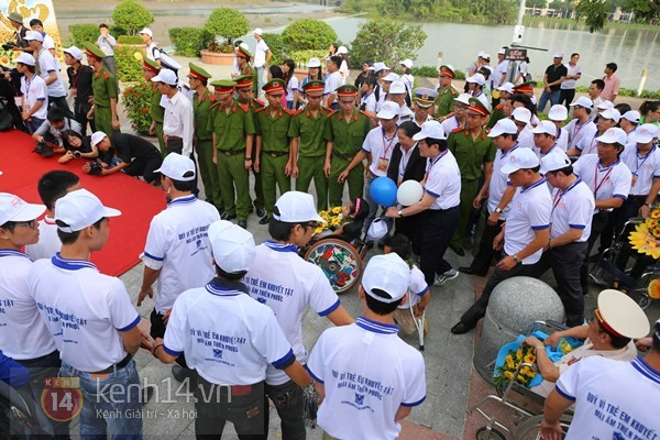 Chủ tịch nước Trương Tấn Sang v&agrave; hơn 7.000 người đi bộ "s&aacute;nh bước y&ecirc;u thương" 12
